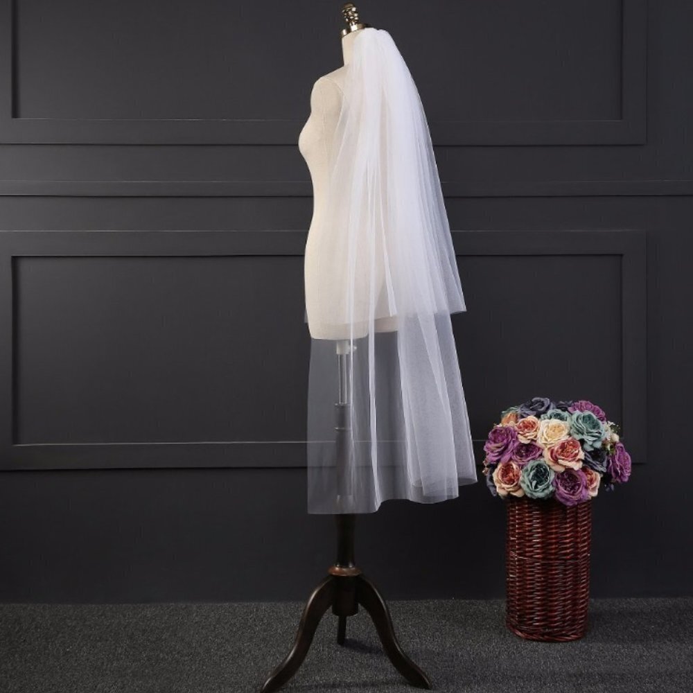 Wedding veil white bride bridal elegant beautiful knee medium tulle with comb